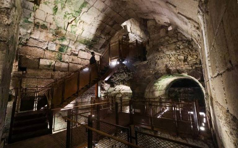 Los arqueólogos israelíes revelaron el hallazgo de construcciones subterráneas que datan del período del segundo templo judío, situadas en la Ciudad Vieja de Jerusalén y utilizadas hace más de 2.000 años